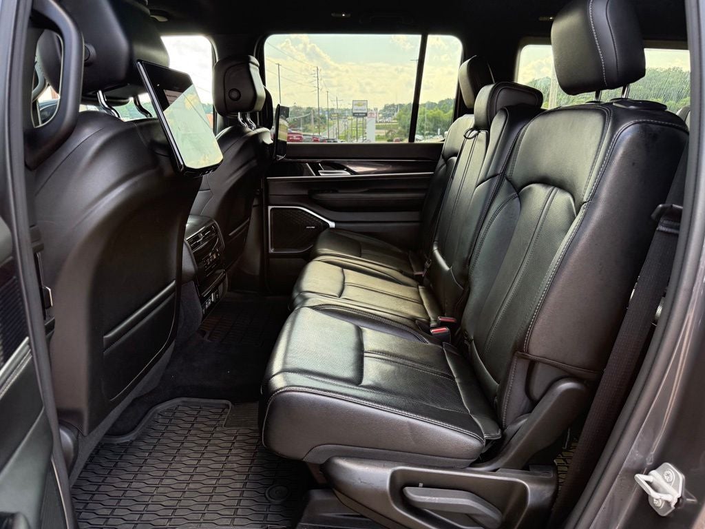 2023 Jeep Wagoneer Base