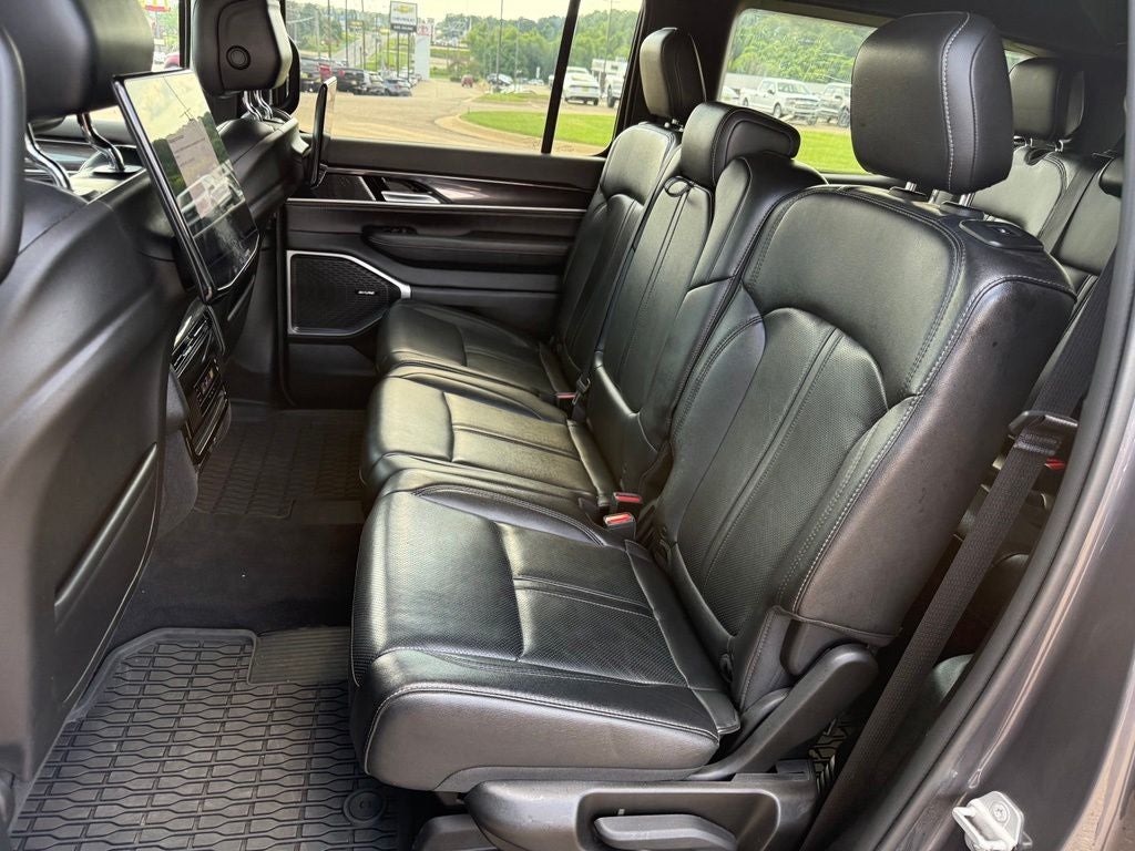 2023 Jeep Wagoneer Base