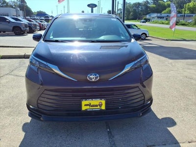 2025 Toyota Sienna XLE 8 Passenger