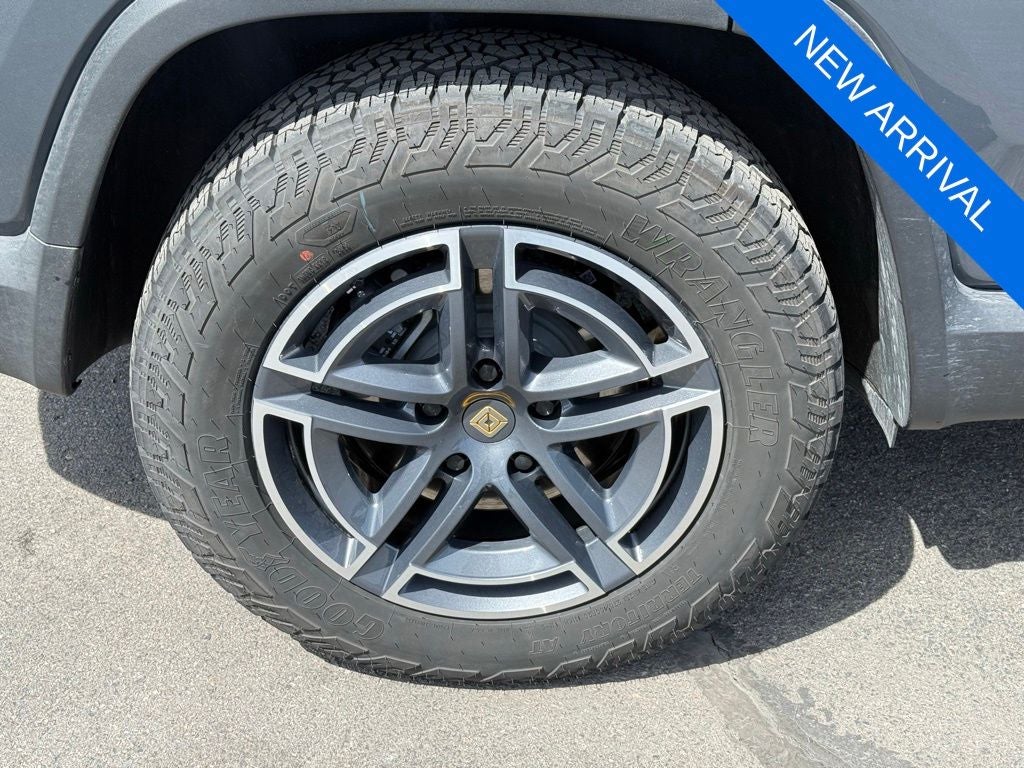 2026 Rivian R1S Base