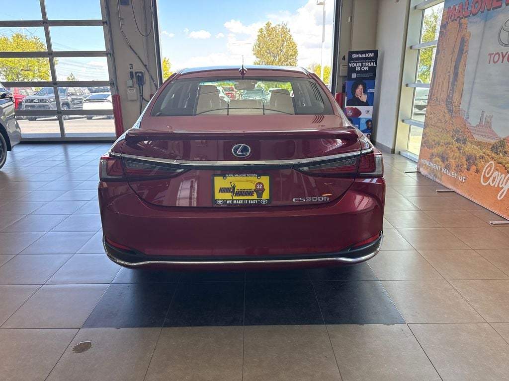 2022 Lexus ES 300h Luxury