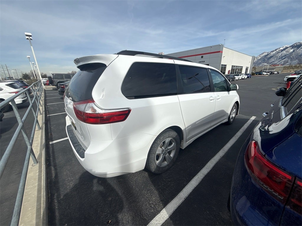 2018 Toyota Sienna LE