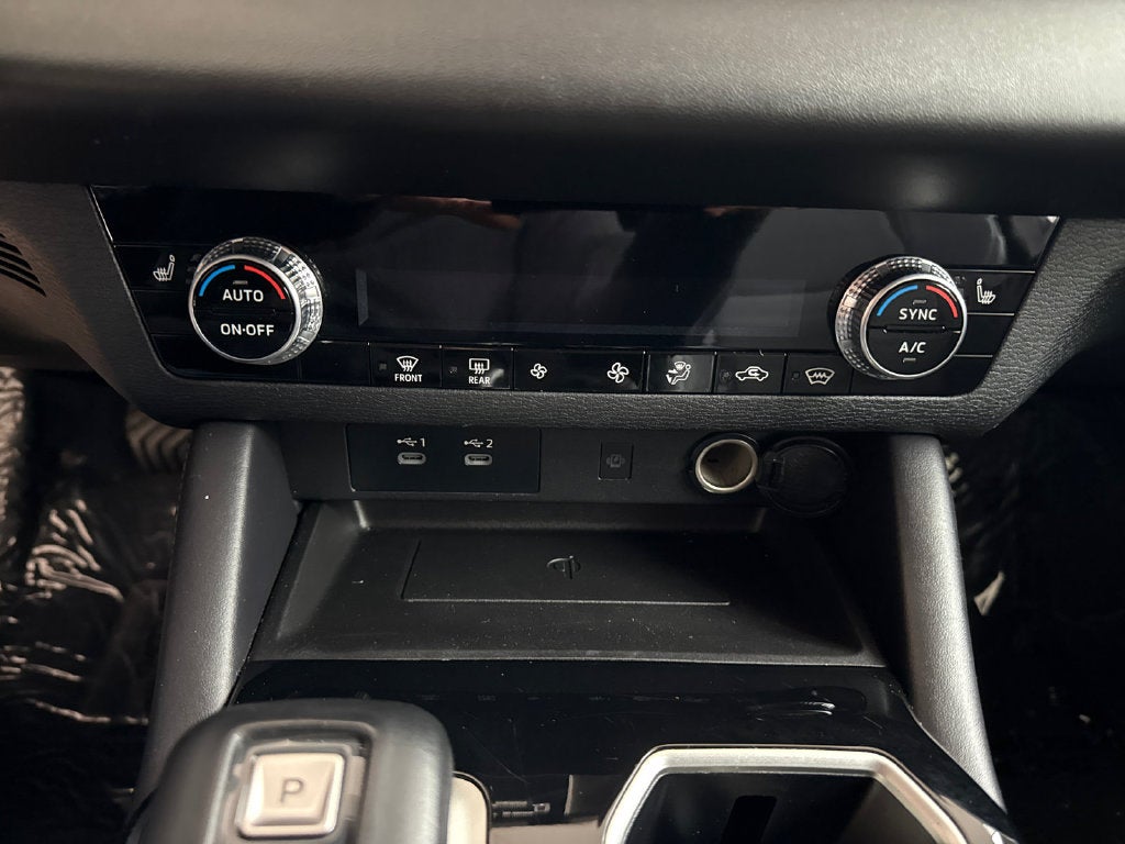 2025 Mitsubishi Outlander Base