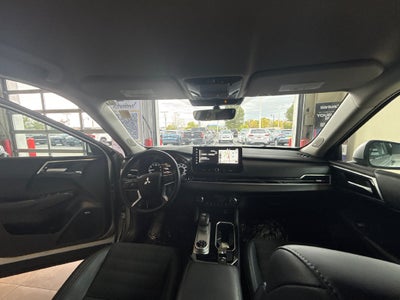 2025 Mitsubishi Outlander Base