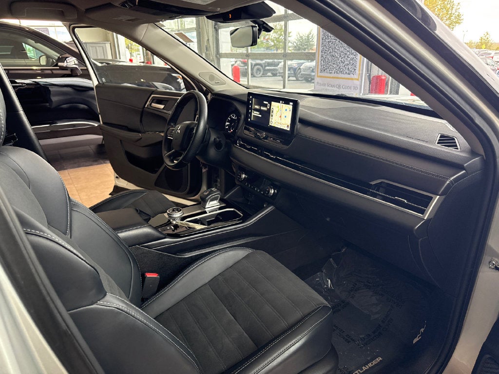 2025 Mitsubishi Outlander Base