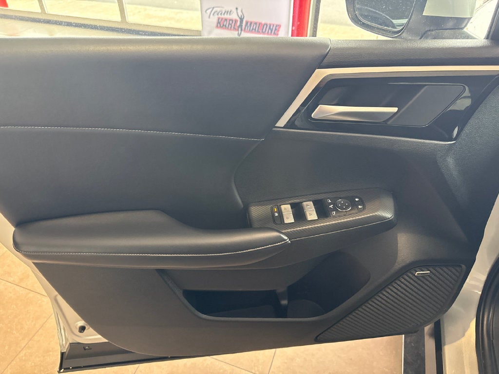 2025 Mitsubishi Outlander Base