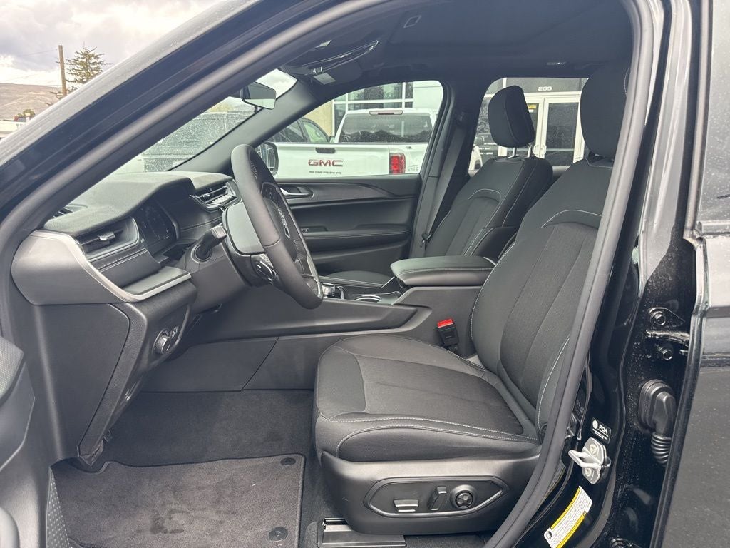 2026 Jeep Grand Cherokee Laredo