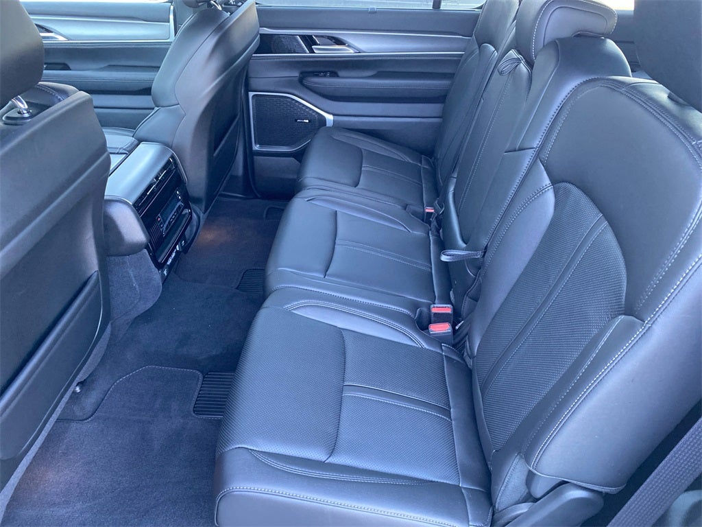 2025 Jeep Wagoneer Base