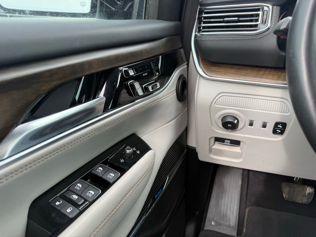 2023 Jeep Grand Wagoneer Base