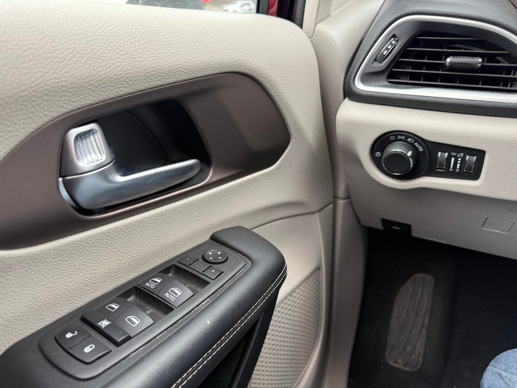 2023 Chrysler Voyager LX