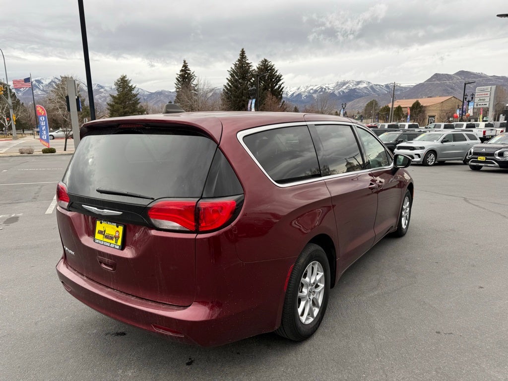 2023 Chrysler Voyager LX