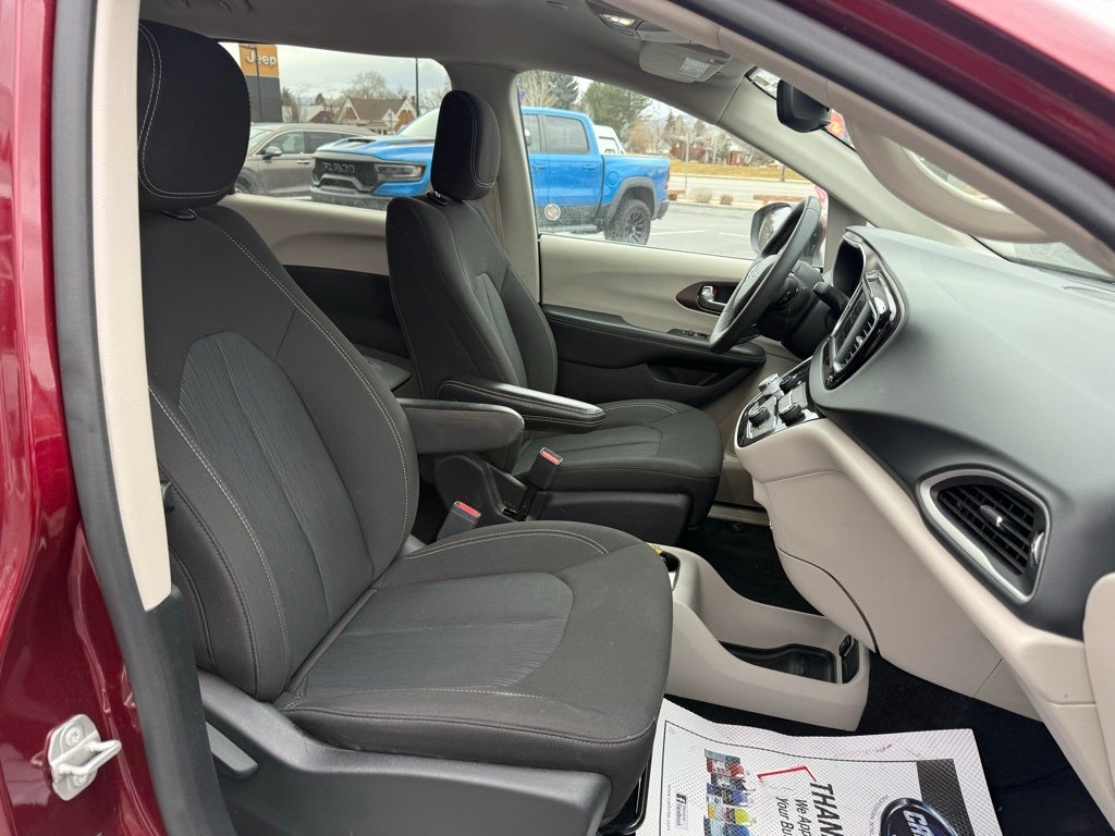 2023 Chrysler Voyager LX