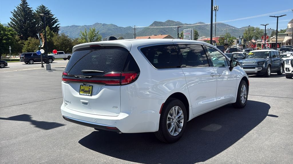 2027 Chrysler Pacifica Select