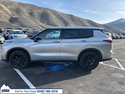 2022 Mitsubishi Outlander Base