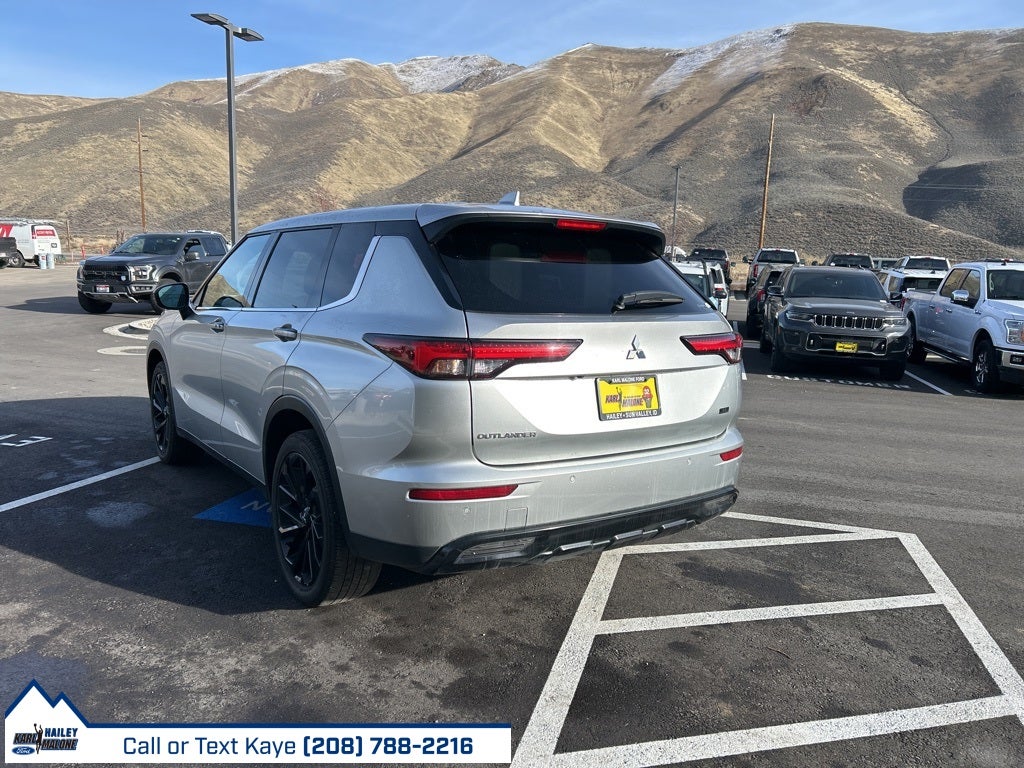 2022 Mitsubishi Outlander Base