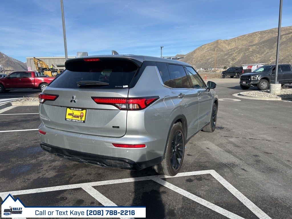 2022 Mitsubishi Outlander Base