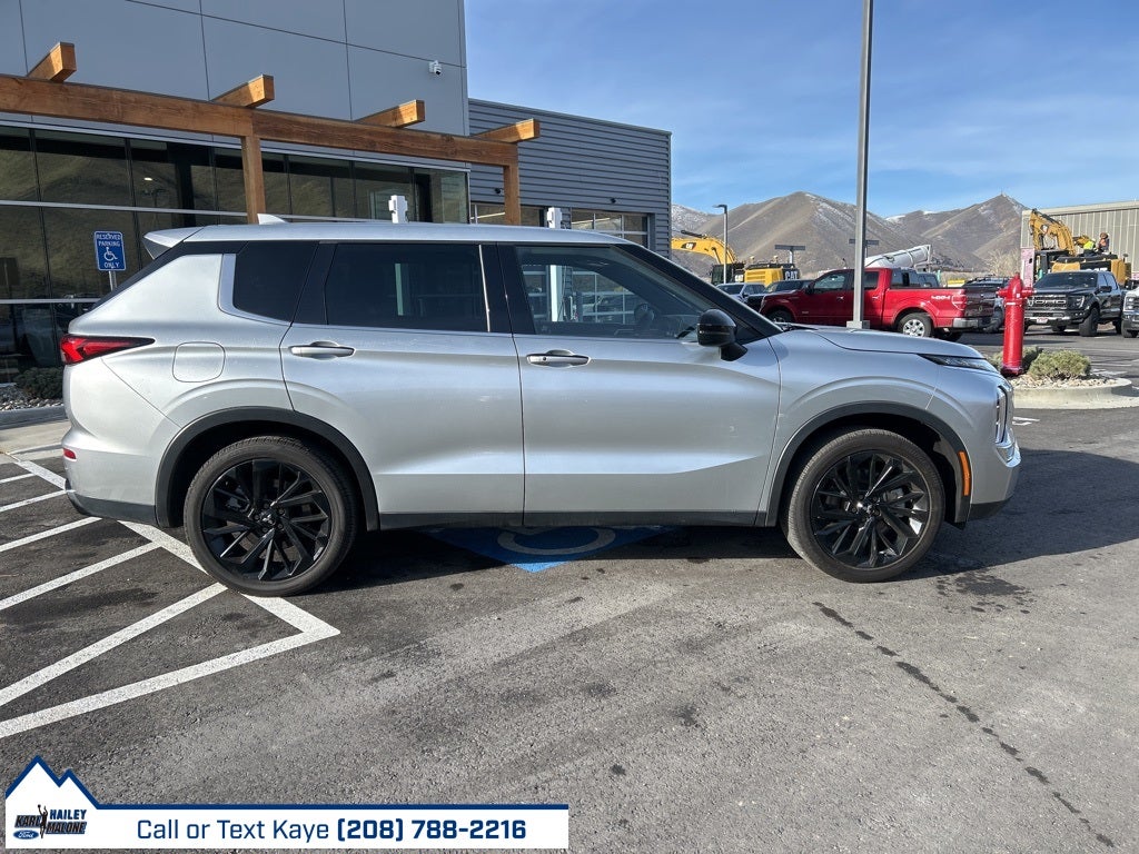 2022 Mitsubishi Outlander Base